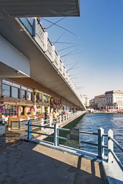 İstanbul, 2 Şubat 2020 Galata Köprüsü 'nün ve turist restoranlarının şehir ve köprü manzarası