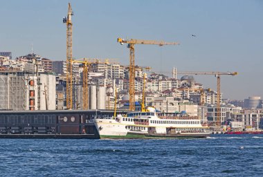 İstanbul, 2 Şubat 2020 Yolcu taşımacılığı için şehir sınırı feribotu ve İstanbul 'un merkezinde eski şehir manzarası 