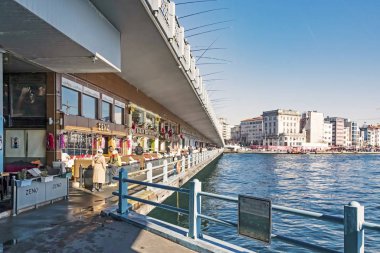 İstanbul, 2 Şubat 2020 Galata Köprüsü 'nün ve turist restoranlarının şehir ve köprü manzarası