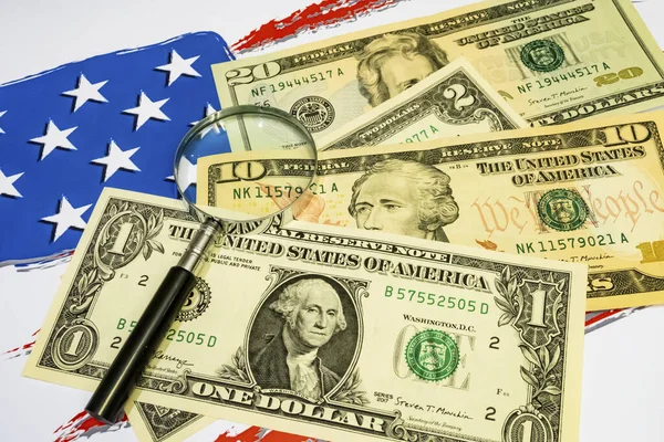 Amerika Birleşik Devletleri dolar banknotlarını büyüteçle kapat