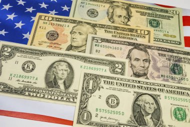 Amerika Birleşik Devletleri bayrakları üzerindeki dolar banknotlarını kapat