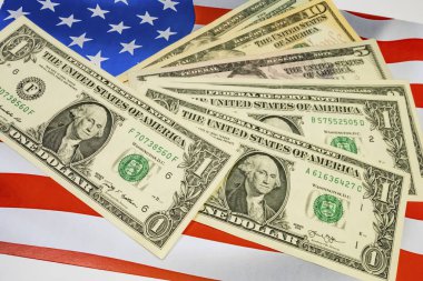 Amerika Birleşik Devletleri bayrakları üzerindeki dolar banknotlarını kapat