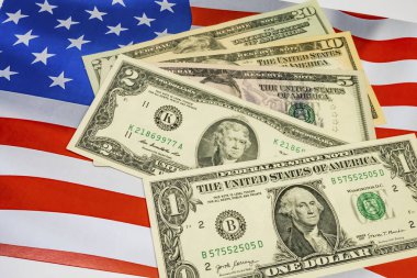 Amerika Birleşik Devletleri bayrakları üzerindeki dolar banknotlarını kapat