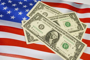 Amerika Birleşik Devletleri bayrakları üzerindeki dolar banknotlarını kapat