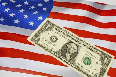 Amerika Birleşik Devletleri bayrakları üzerindeki dolar banknotlarını kapat