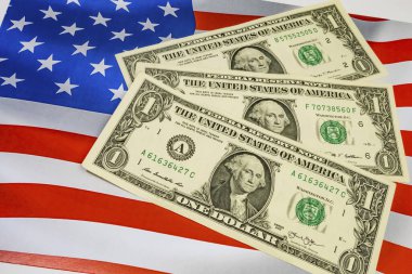 Amerika Birleşik Devletleri bayrakları üzerindeki dolar banknotlarını kapat