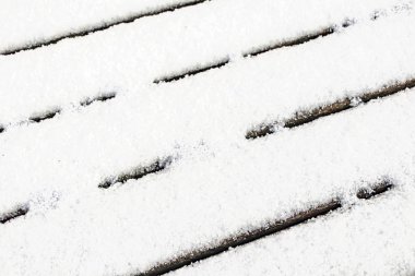 Tahta yüzeyde kar taneleri ve kar yığını