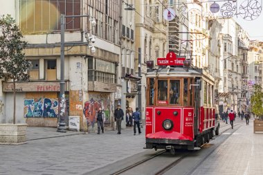 İstiklal Caddesi, İstanbul, 18 Şubat, turistik kırmızı nostaljik tramvay istiklal caddesinde, modern ve tarihi binalar arasında insanlarla turistler arasında..