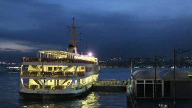 Boğaz manzaralı ve şehir sınırındaki feribot Eminonu rıhtımında ve sabahın mavi saatinde İstanbul 'da