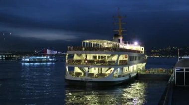 Boğaz manzaralı ve şehir sınırındaki feribot Eminonu rıhtımında ve sabahın mavi saatinde İstanbul 'da