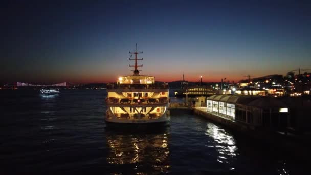 ボスニア トバゴの景色と市内線のフェリーはミヌーン桟橋で 青の時間はイスタンブールで午前中です — ストック動画