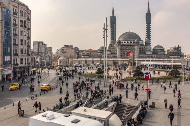 Taksim, İstanbul, 20 Şubat 2020. İstanbul 'un en önemli turizm meydanı, modern binalar ve tarihi binalar kalabalık insanlarla dolu.