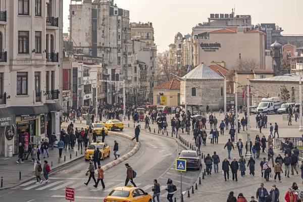 Taksim, İstanbul, 20 Şubat 2020. İstanbul 'un en önemli turizm meydanı, modern binalar ve tarihi binalar kalabalık insanlarla dolu.