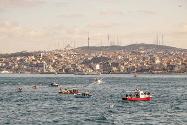 İstanbul, 23 Şubat 2020. Avrupa ile Asya arasında tarihi binalar ve İstanbul Boğazı arasında rüya şehri