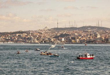 İstanbul, 23 Şubat 2020. Avrupa ile Asya arasında tarihi binalar ve İstanbul Boğazı arasında rüya şehri