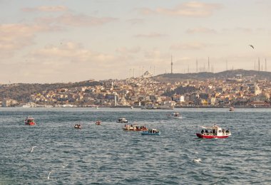 İstanbul, 23 Şubat 2020. Avrupa ile Asya arasında tarihi binalar ve İstanbul Boğazı arasında rüya şehri
