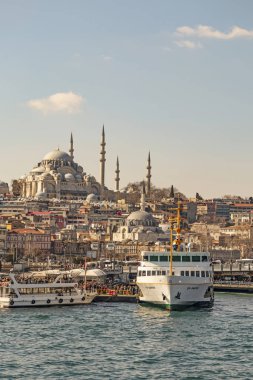 İstanbul, 23 Şubat 2020. Avrupa ile Asya arasında tarihi binalar ve İstanbul Boğazı arasında rüya şehri