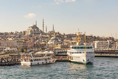 İstanbul, 23 Şubat 2020. Avrupa ile Asya arasında tarihi binalar ve İstanbul Boğazı arasında rüya şehri