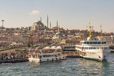 İstanbul, 23 Şubat 2020. Avrupa ile Asya arasında tarihi binalar ve İstanbul Boğazı arasında rüya şehri