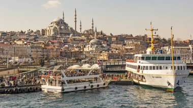 İstanbul, 23 Şubat 2020. Avrupa ile Asya arasında tarihi binalar ve İstanbul Boğazı arasında rüya şehri