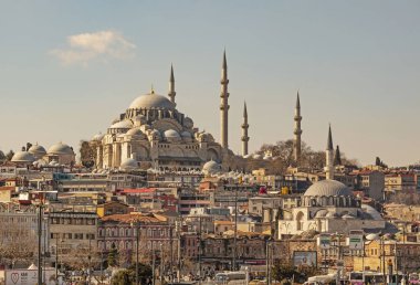 İstanbul, 23 Şubat 2020. Avrupa ile Asya arasında tarihi binalar ve İstanbul Boğazı arasında rüya şehri