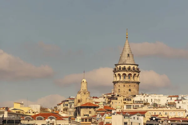 İstanbul, 23 Şubat 2020. Avrupa ile Asya arasında tarihi binalar ve İstanbul Boğazı arasında rüya şehri