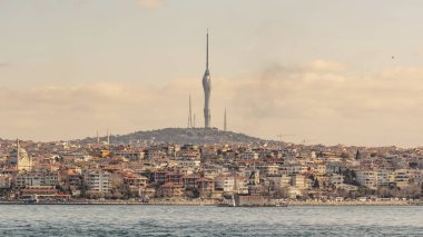 İstanbul, 23 Şubat 2020. Avrupa ile Asya arasında tarihi binalar ve İstanbul Boğazı arasında rüya şehri