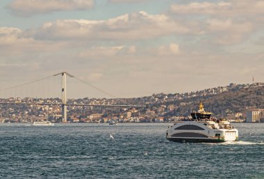 İstanbul, 23 Şubat 2020. Avrupa ile Asya arasında tarihi binalar ve İstanbul Boğazı arasında rüya şehri