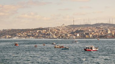 İstanbul, 23 Şubat 2020. Avrupa ile Asya arasında tarihi binalar ve İstanbul Boğazı arasında rüya şehri