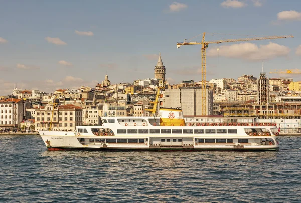 İstanbul, 23 Şubat 2020. Avrupa ile Asya arasında tarihi binalar ve İstanbul Boğazı arasında rüya şehri