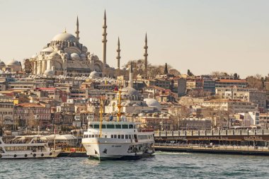İstanbul, 23 Şubat 2020. Avrupa ile Asya arasında tarihi binalar ve İstanbul Boğazı arasında rüya şehri