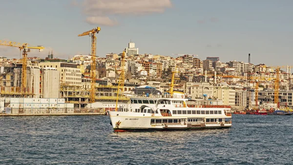 İstanbul, 23 Şubat 2020. Avrupa ile Asya arasında tarihi binalar ve İstanbul Boğazı arasında rüya şehri