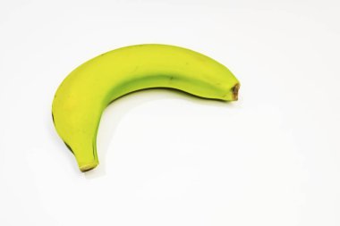 Beyaz arkaplanda muz meyvesini kapat