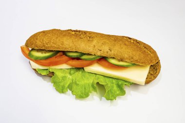 Peynirli, salatalıklı, domatesli ve marullu sandviç.