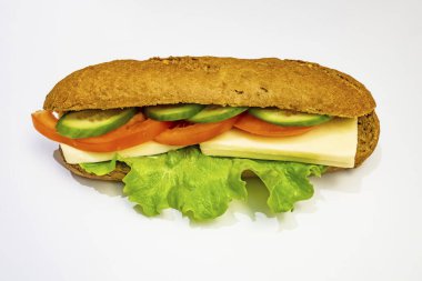 Peynirli, salatalıklı, domatesli ve marullu sandviç.