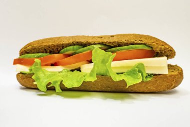 Peynirli, salatalıklı, domatesli ve marullu sandviç.