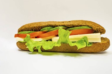 Peynirli, salatalıklı, domatesli ve marullu sandviç.