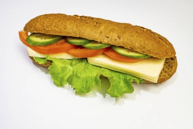 Peynirli, salatalıklı, domatesli ve marullu sandviç.