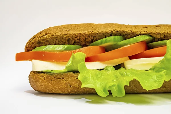 Close Sandwich Met Kaas Komkommer Tomaat Sla Witte Achtergrond — Stockfoto