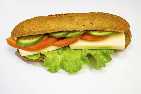 Close Sandwich Met Kaas Komkommer Tomaat Sla Witte Achtergrond — Stockfoto