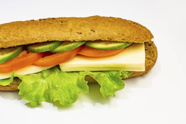 Peynirli, salatalıklı, domatesli ve marullu sandviç.