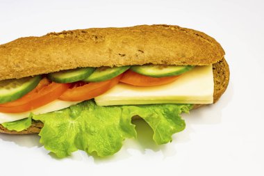 Peynirli, salatalıklı, domatesli ve marullu sandviç.