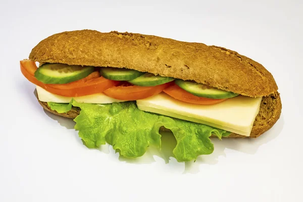 Close Sandwich Met Kaas Komkommer Tomaat Sla Witte Achtergrond — Stockfoto