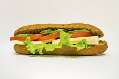 Peynirli, salatalıklı, domatesli ve marullu sandviç.