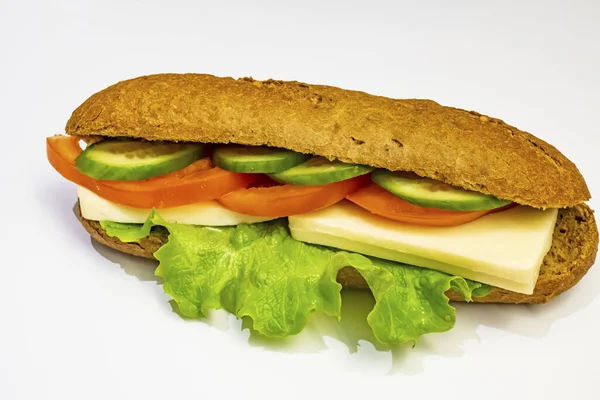 Cerrar Sándwich Con Queso Pepino Tomate Lechuga Sobre Fondo Blanco —  Fotos de Stock