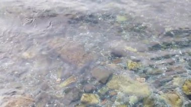 Durgun kış mevsiminde berrak bir deniz