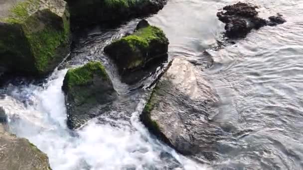 Klippor Och Kustvågor Vid Havet — Stockvideo