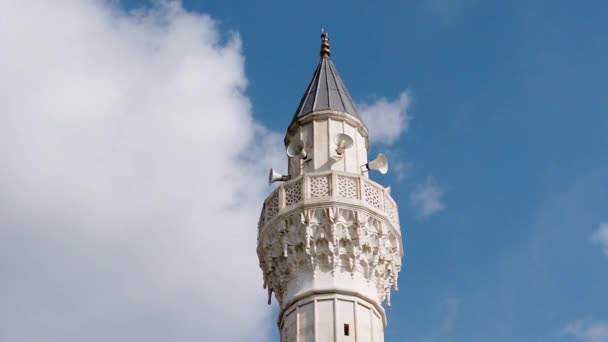 Stanbul Florya Ilçesindeki Bulutlu Mavi Gökyüzünde Şubat Camii Minaresi — Stok video