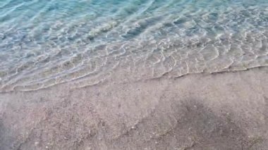 Durgun kış mevsiminde berrak bir deniz