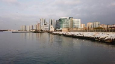 atakoy, istanbul, hindi-22.20.atakoy baruthane parkı ve atakoy limanındaki modern ve tarihi binalar